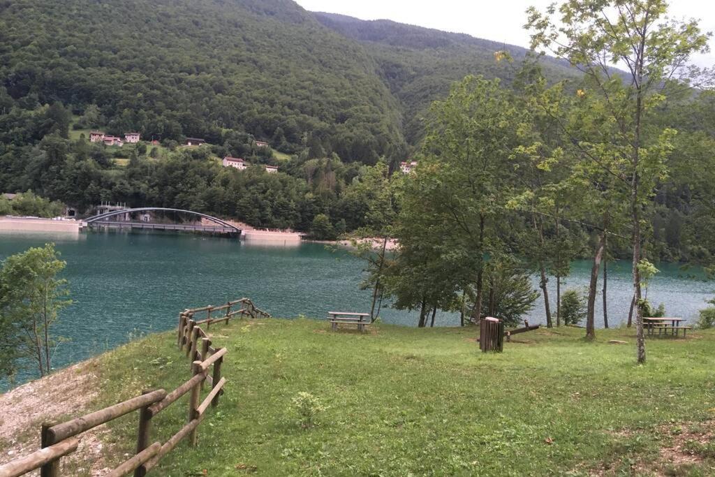 Casa A Schiera Fronte Lago Con Giardino Barcis Exterior photo