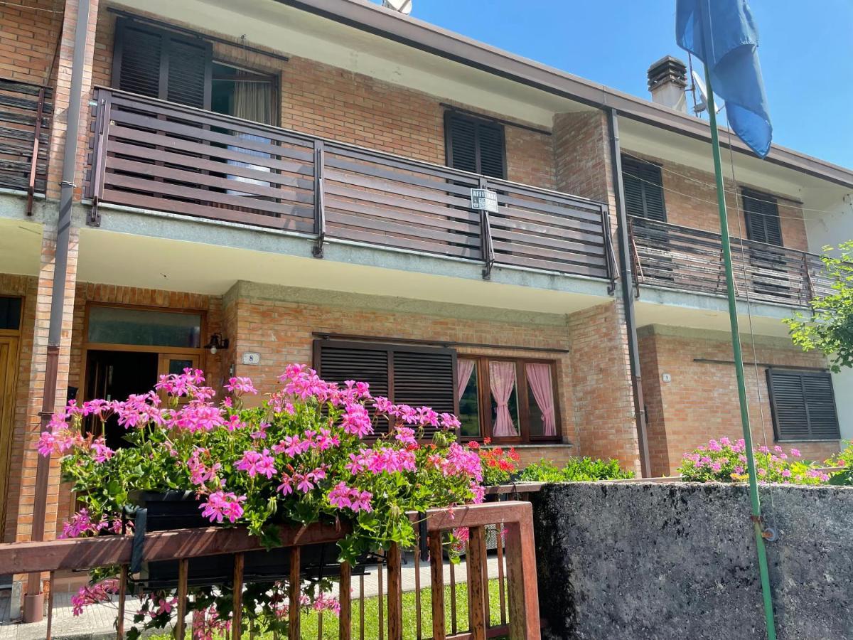 Casa A Schiera Fronte Lago Con Giardino Barcis Exterior photo